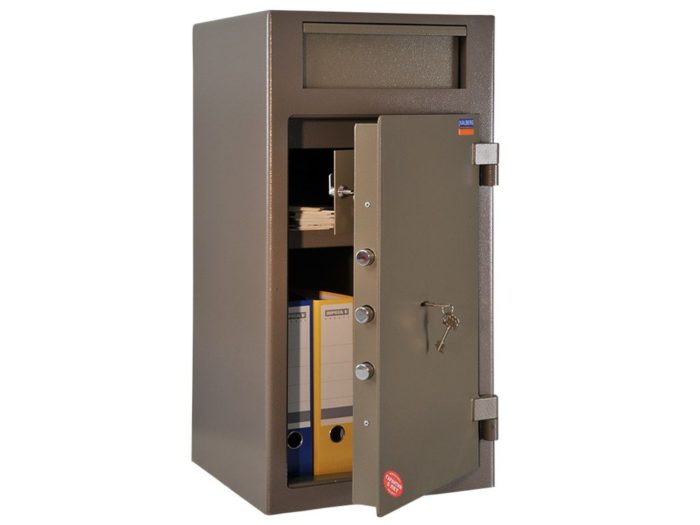 Предназначен для закладки денег в сейф без возможности доступа кассира к содержимому. Устойчивость к взлому по ГОСТ Р 55148-2012: класс S1 (ГОСТ Р).