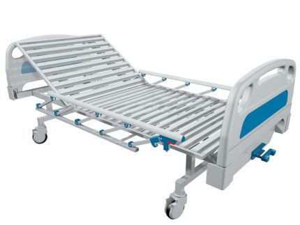 Функциональная медицинская кровать с механической регулировкой секций предназначена для ухода